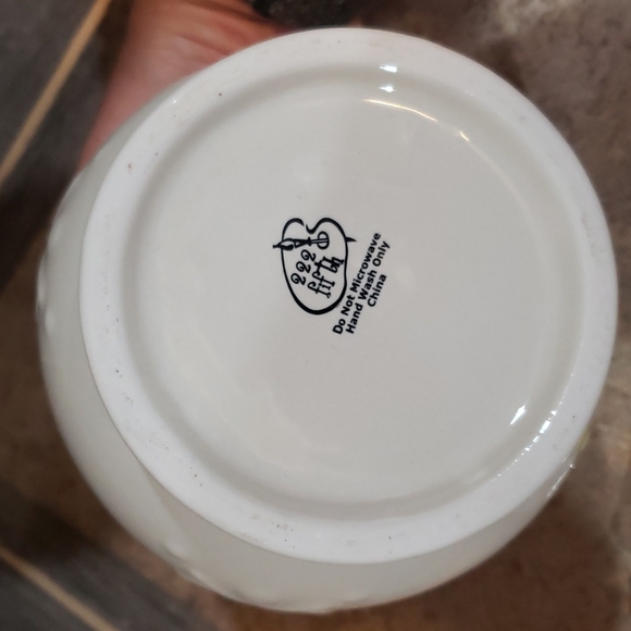 Decorative ceramic container with lid - Picture 4 of 4